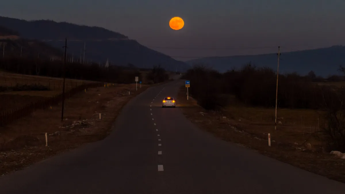 Sistemul Tesla Autopilot confundă luna plină cu un semafor pe galben