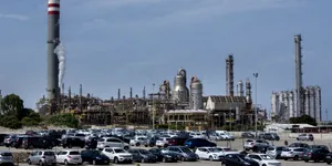 Rafinăria Petrotel din Ploiești va fi repornită. Ce se întâmplă cu benzinăriile Lukoil în perioada următoare