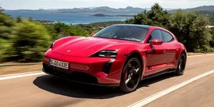 Nemulțumiri din partea proprietarilor de mașini electrice: Porsche ajunge din nou în instanță