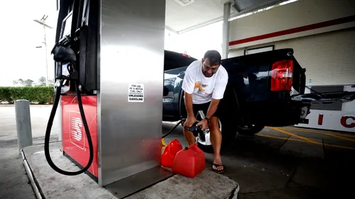 Americanii renunță la mașinile personale și încep să folosească autobuzul. Benzina s-a scumpit cu aproape 50%