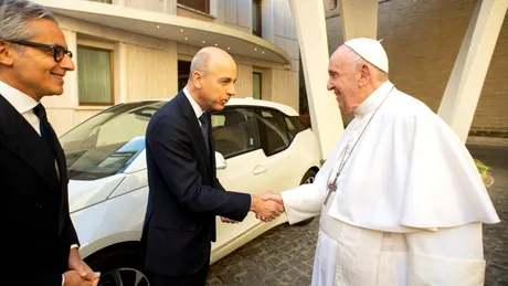 Papa Francisc a primit ca donație un BMW i3