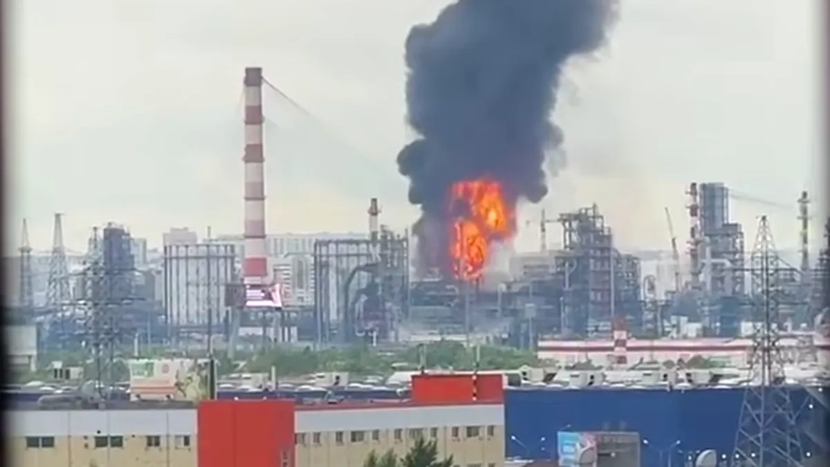 „Benzinăria Moscovei” a fost atacată de Ucraina. Una dintre cele mai mari rafinării din Rusia, în flăcări
