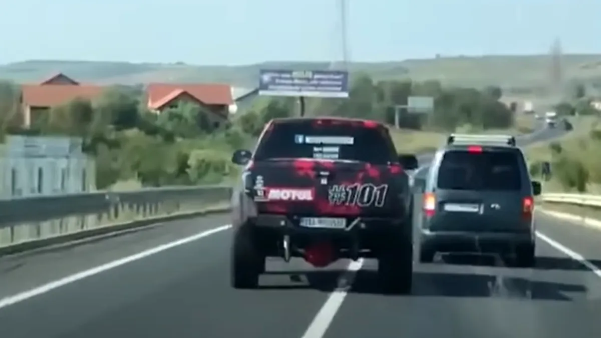 Ambulanță șicanată în trafic. Autospeciala este în misiune, dar un șofer de pick-up refuză să se dea la o parte