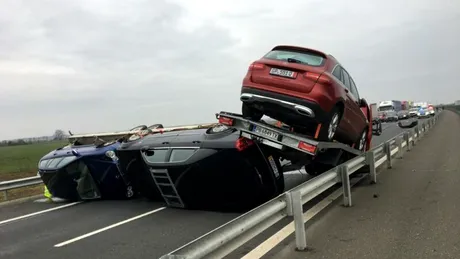 O autoutilitară care transporta mașini second hand din vest s-a răsturnat pe autostradă