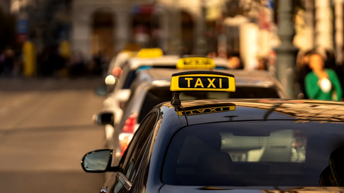 Exclusiv - Taxiurile s-ar putea scumpi în București: „O majorare de 10-15% ar fi absorbită rezonabil de piață, mai ales pe cursele scurte”
