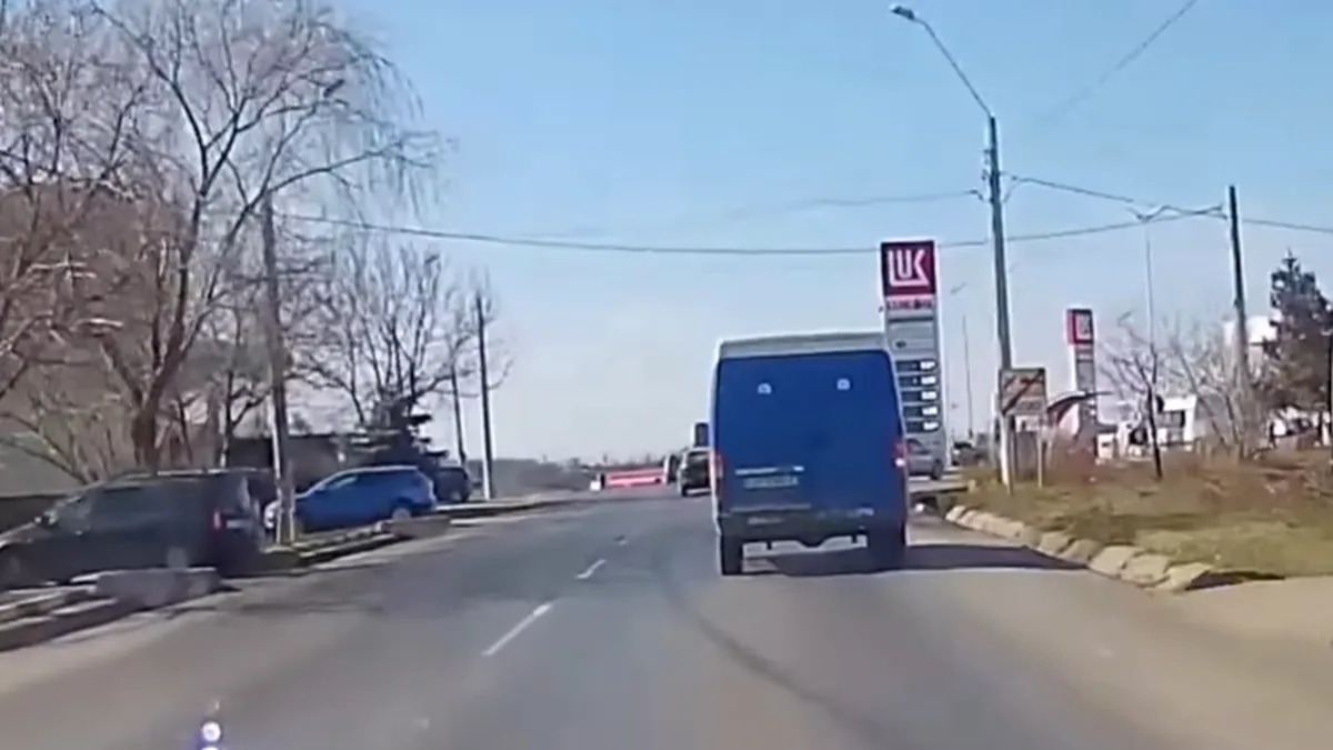 Mașină de poliție, filmată în timp ce circula pe contrasens. Ce sancțiune a primit șoferul? VIDEO