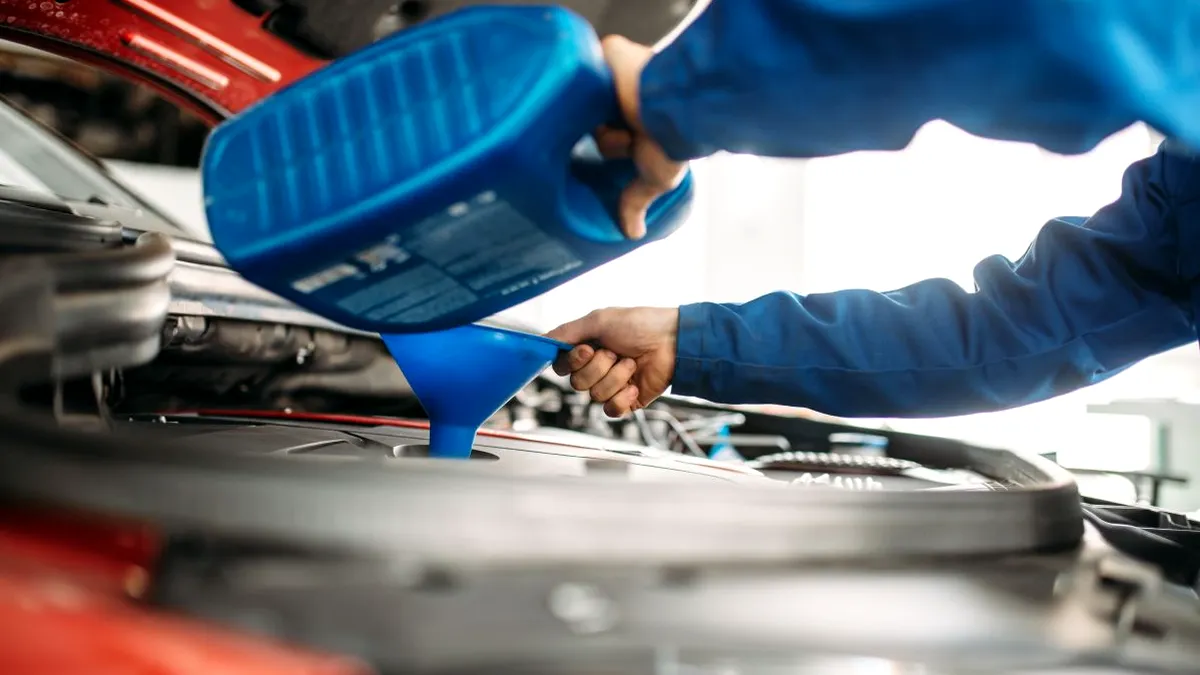 De ce scade nivelul la uleiul de motor? Primele semne care indică o problemă gravă