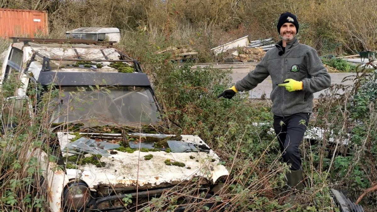 Un jurnalist britanic a găsit ceva neașteptat pe bancheta unei mașini abandonate: „Nu ai fost mulțumit și vrei mai mult?”