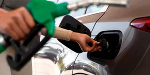 Prețul benzinei în SUA a crescut cu 50% de la declanșarea războiului cu Iranul