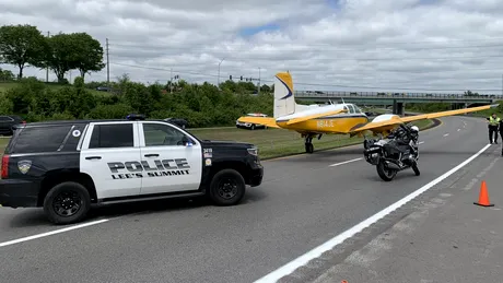Un avion a aterizat de urgență pe autostradă. VIDEO