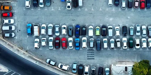 2024: A început bătălia pentru un loc de parcare! Cât stau unii șoferi la coadă pentru a depune documentele