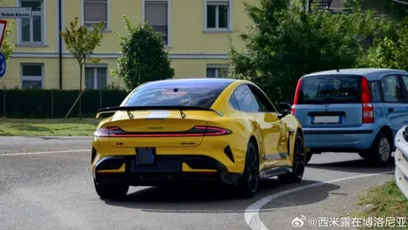 Ferrari face teste cu mașina electrică de la Xiaomi. Un exemplar a fost surprins ieșind pe porțile de la Maranello