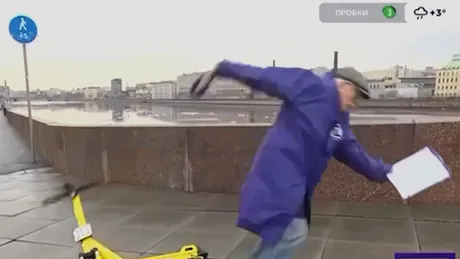 Un prezentator meteo a căzut de pe trotinetă în timpul unei transmisiuni TV și nu s-a mai ridicat