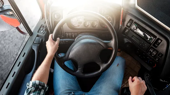 Transportul public din Alba Iulia, blocat de 52 de zile. Consiliul Local declară „perturbare gravă” și caută un alt operator