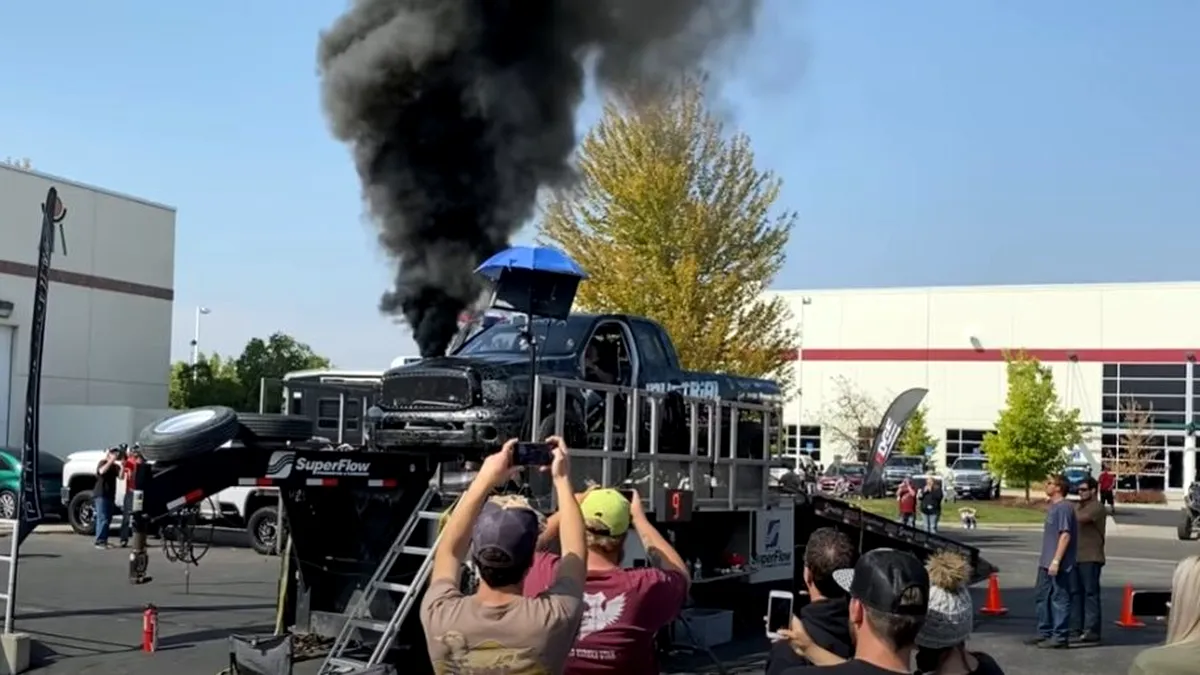 Momentul în care motorul diesel al unui pick-up explodează. VIDEO