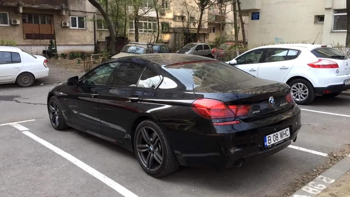BMW cu bordul decupat în București. Hoții au luat tot ce au putut