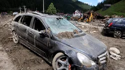 Asigurarea RCA acoperă pagubele în caz de inundație? Ce pot face locuitorii din Broșteni dupa ce apa le-a luat masinile