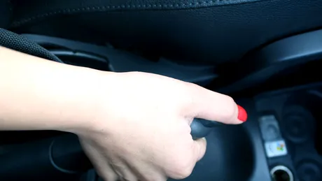 Este bine să laşi mereu maşina cu frâna de mână trasă?