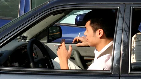 Studiu: Efectele poluante ale fumatului la volan