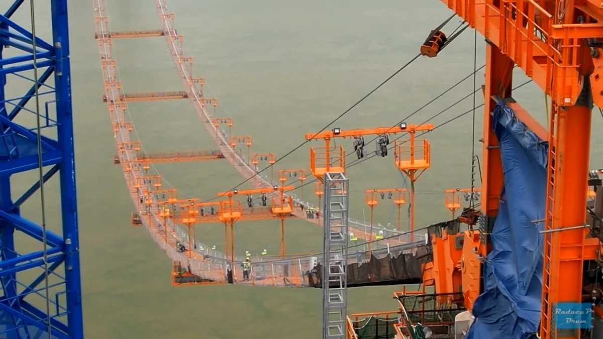 Imagini spectaculoase din timpul montării cablului care susţine podul peste Dunăre din Brăila - VIDEO