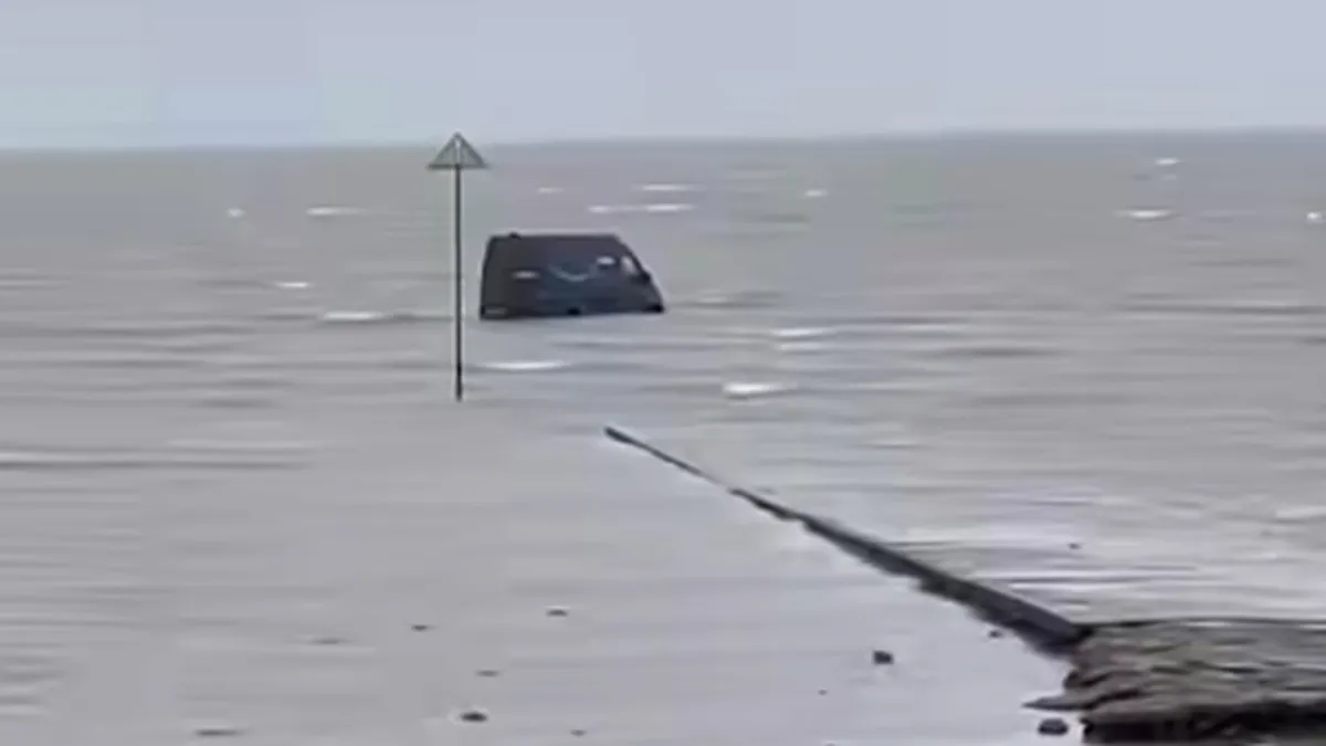 Video / Curier Amazon, ghidat de GPS direct în mare