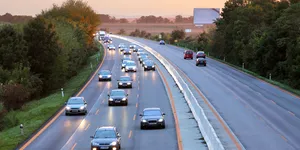 Conduita agresivă în trafic: De la flash-uri la frânări bruște. Ce e sancționat și ce nu?