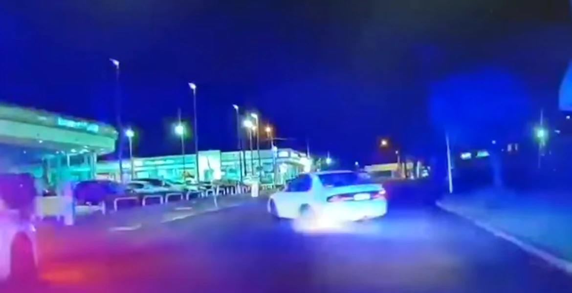 Tupeu fără limită! Un șofer face derapaje controlate în timp ce era urmărit de trei mașini de poliție și un elicopter – VIDEO