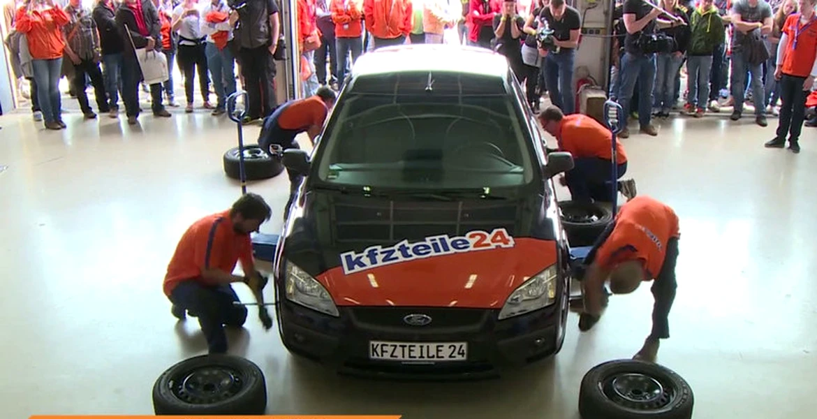 Record mondial: patru nemţi au schimbat roţile unei maşini în mai puţin de un minut. VIDEO