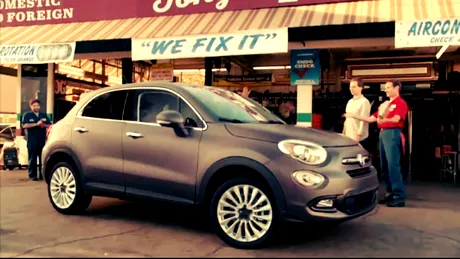 Prima reclamă la Fiat 500X te îndeamnă să faci mult sex. Pe o tapiţerie de piele