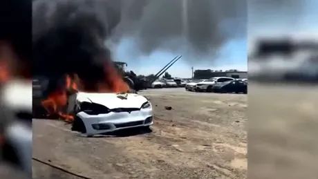 O Tesla a luat foc în mod misterios după ce a stat trei săptămâni într-un parc de dezmembrări
