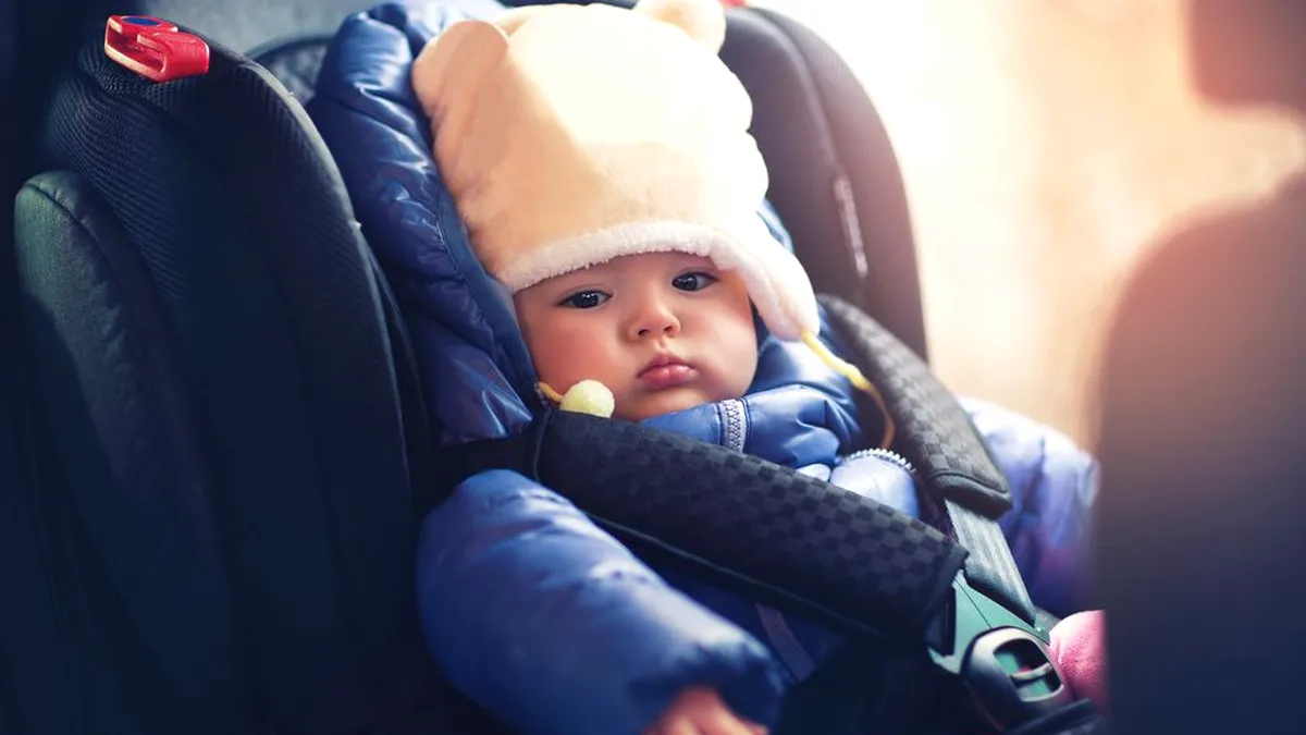Greșeala uriașă pe care o fac părinții. De ce să nu-ți pui copilul cu geaca pe el în scaunul auto?