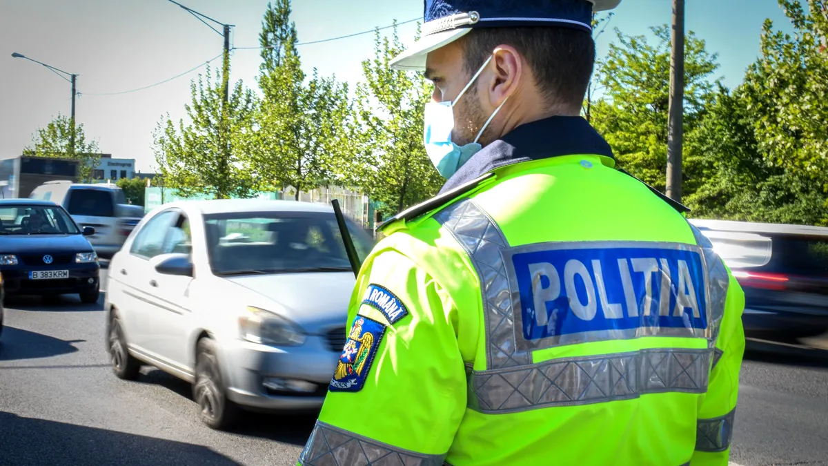 Accident cu 3 răniţi după o coliziunea între un autotren şi două autoturisme - FOTO