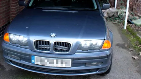 UIMITOR ce a găsit această şoferiţă sub bmw-ul din garaj. I se poate întâmpla oricui [FOTO]