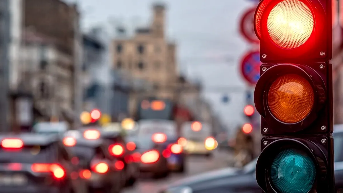 Ce sancțiune primești, în 2025, dacă treci pe roșu? În ce situații poți face asta legal?