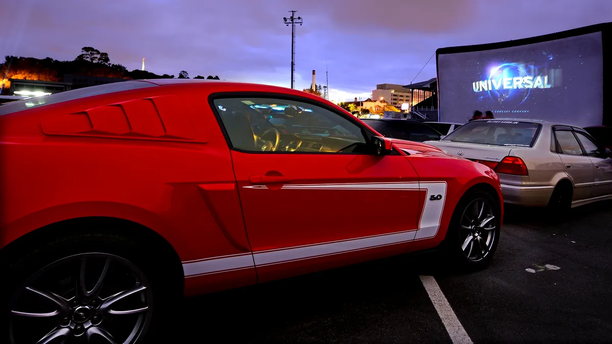 Mașina, din ce în ce mai importantă în epidemie. Revine moda drive in