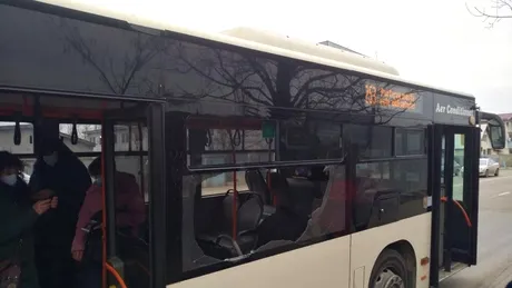Geam spart după ce un autobuz a dat într-o groapă în Capitală. Cioburile au căzut pe călători