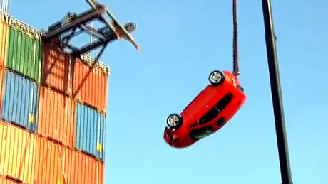 VIDEO: Cum face bungee jumping un Chevrolet Sonic