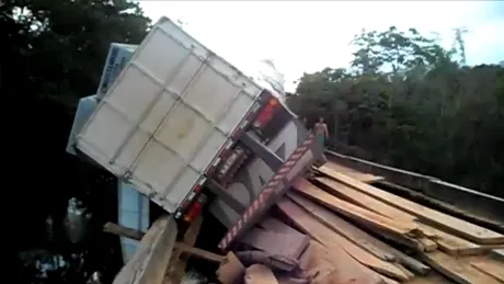 VIDEO: Ce păţeşte un TIR, pe un pod şubred