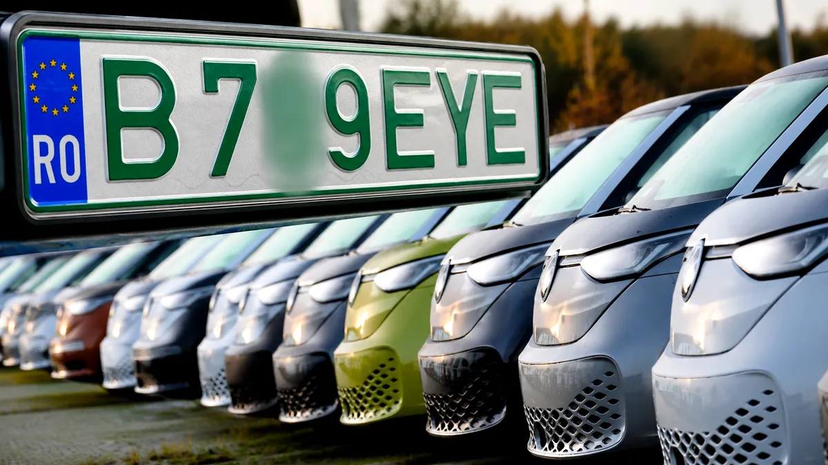 2026: Ești obligat să ai numere verzi la mașina electrică sau poți folosi numere negre obișnuite? Decizia Ministerului de Interne