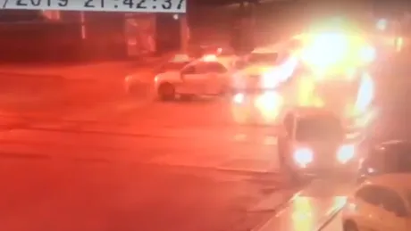 VIDEO - Accident spectaculos în Bucureşti. O autospecială de poliţie aflată în misiune s-a răsturnat după ce a fost acroşată de un autoturism