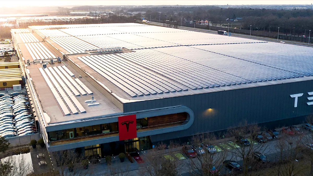 Tesla este prima companie auto evaluată la 100 de miliarde de dolari