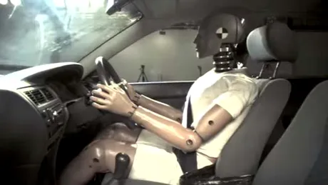 Cum arată un accident cu o maşină fără airbag. Dezastru! - VIDEO