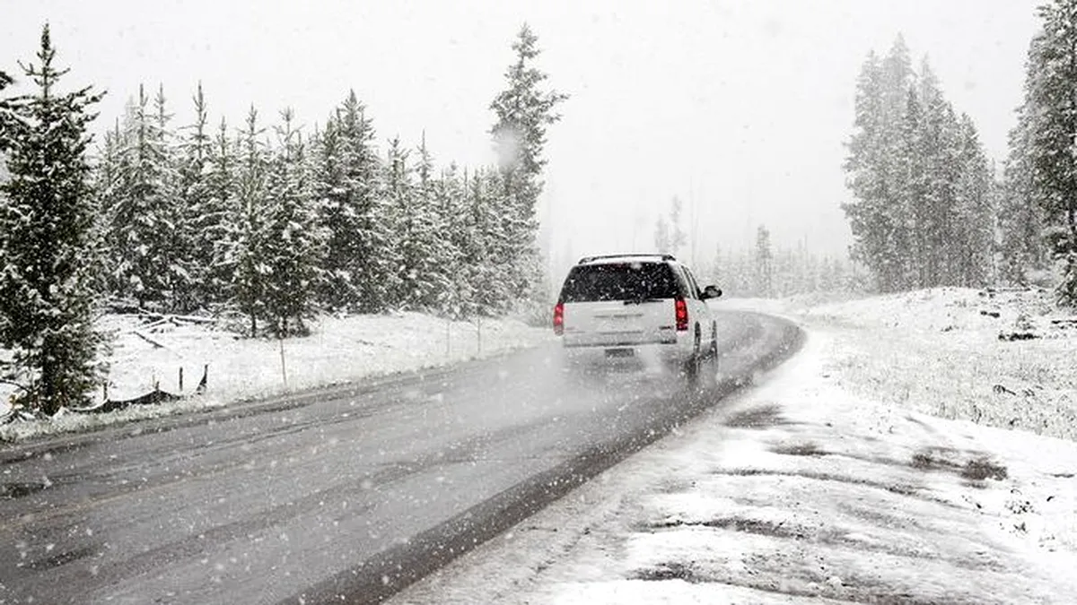 Atenție, șoferi! Cod galben de ninsori și viscol la munte!