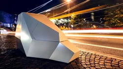 Cine zice că radarele fixe trebuie să fie banale? Aceste „camere Cybertruck” dau amenzi de 1.000$