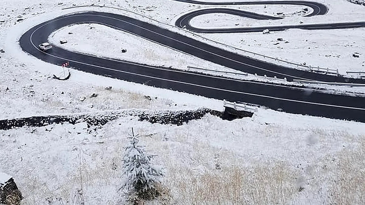 Se circulă în condiţii de iarnă pe mai multe drumuri naţionale. La Bâlea Lac zăpada măsoară 17 centimetri - VIDEO