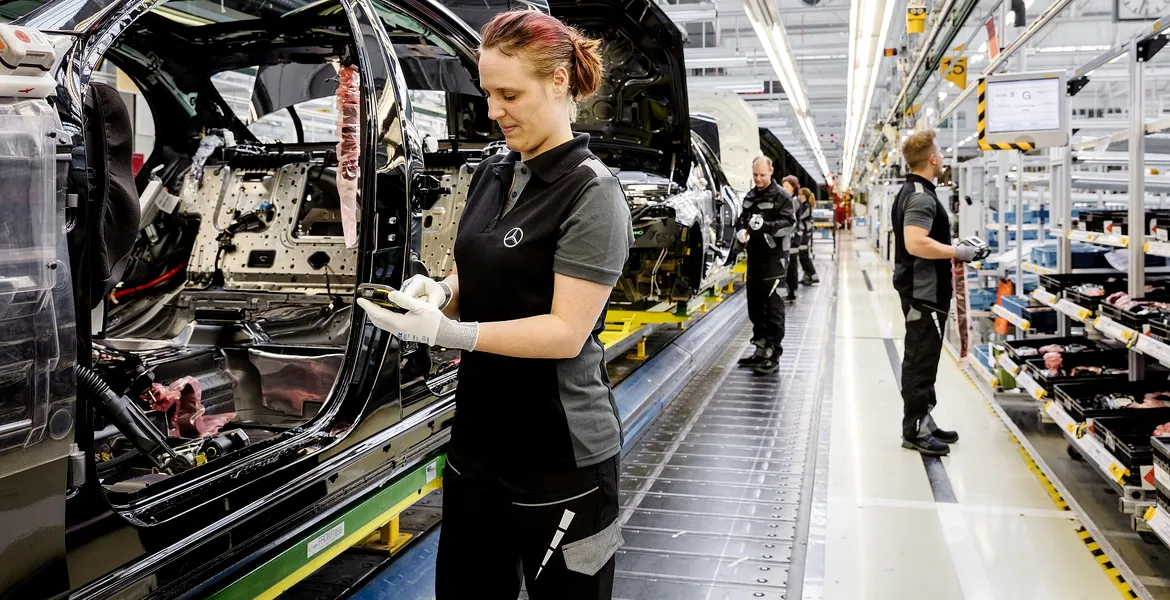 Gigantul auto mondial Daimler concediază peste 1.100 de directori