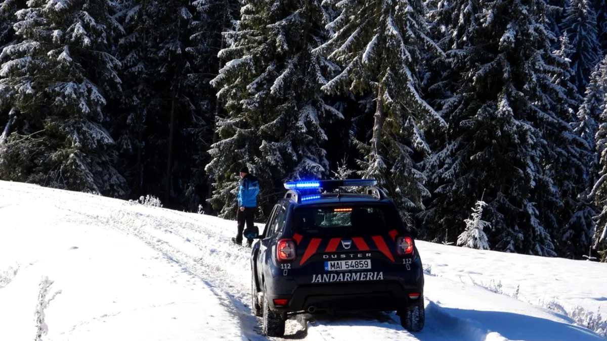 FOTO. Jandarmii montani, mobilizați de Crăciun. Vor patrula cu modele Dacia Duster echipate corespunzător, dar și cu ATV-uri