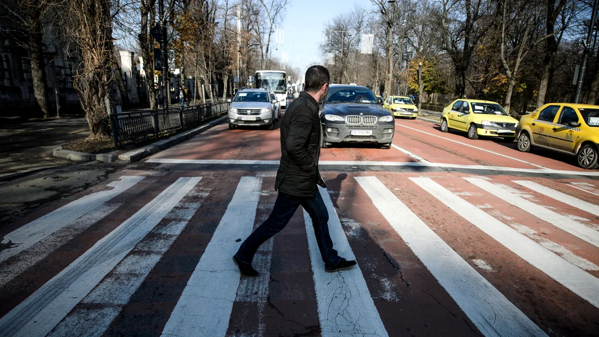 2025: Trebuie să acorzi prioritate pietonului pe un drum cu o singură bandă? Ce spune legea