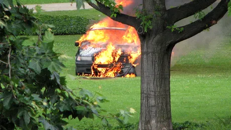 Grupurile extremiste incendiază maşinile scumpe