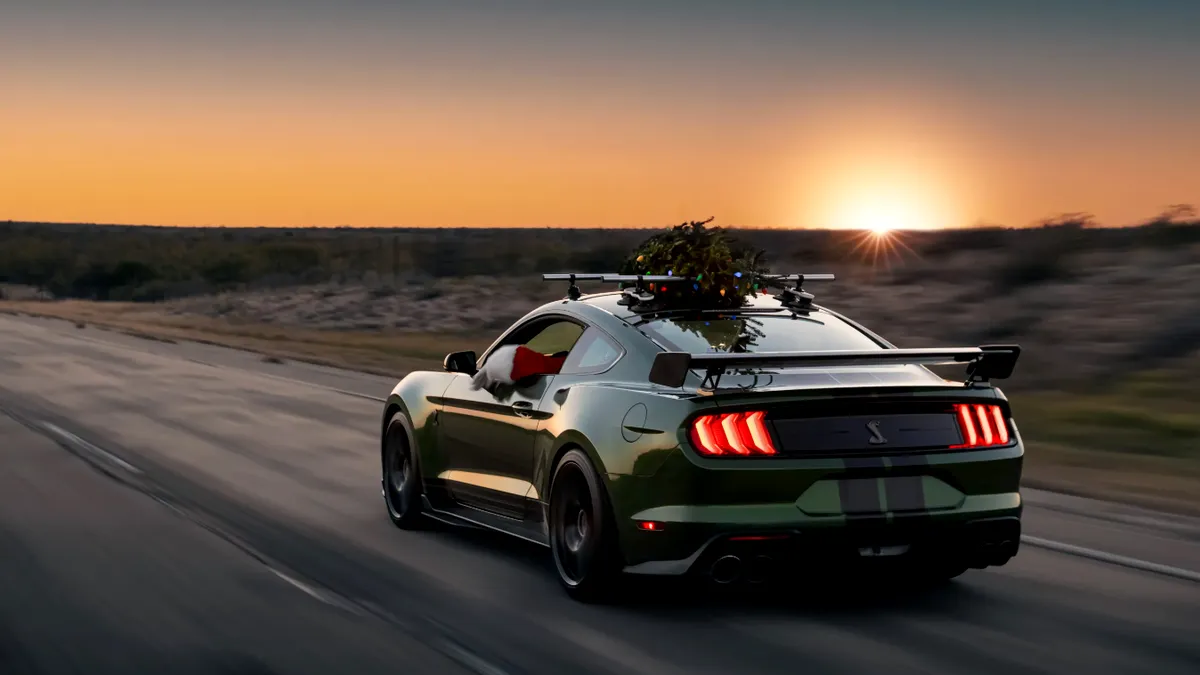 Cum creezi cel mai rapid brad de Crăciun? Îl legi de un Mustang cu 1.000 CP - VIDEO